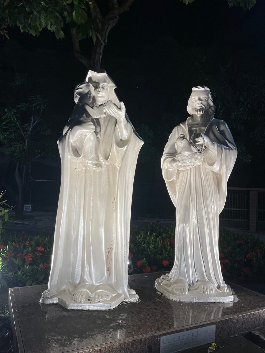 Esculturas religiosas brancas em fibra de vidro