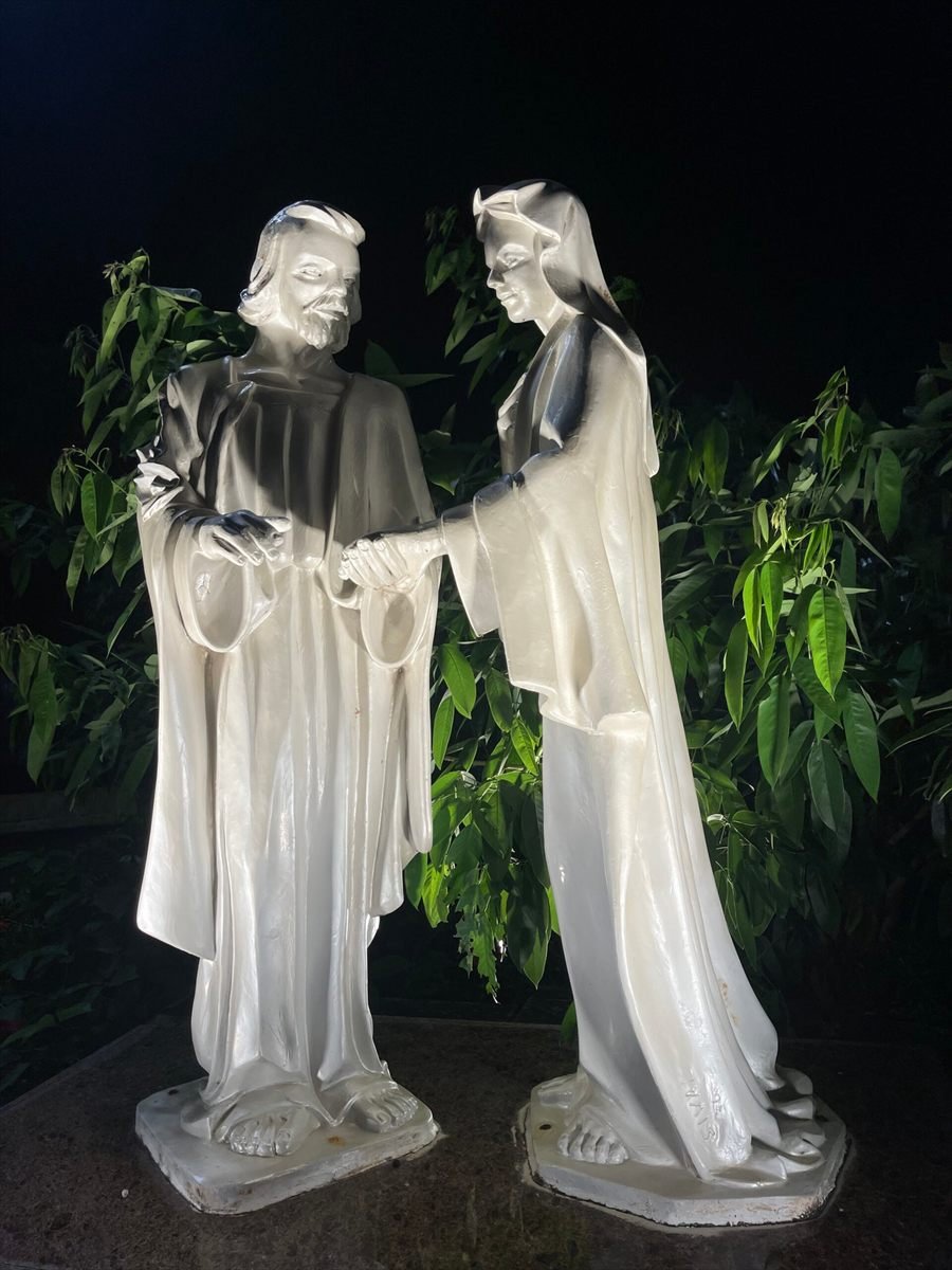 Par de esculturas religiosas iluminadas à noite