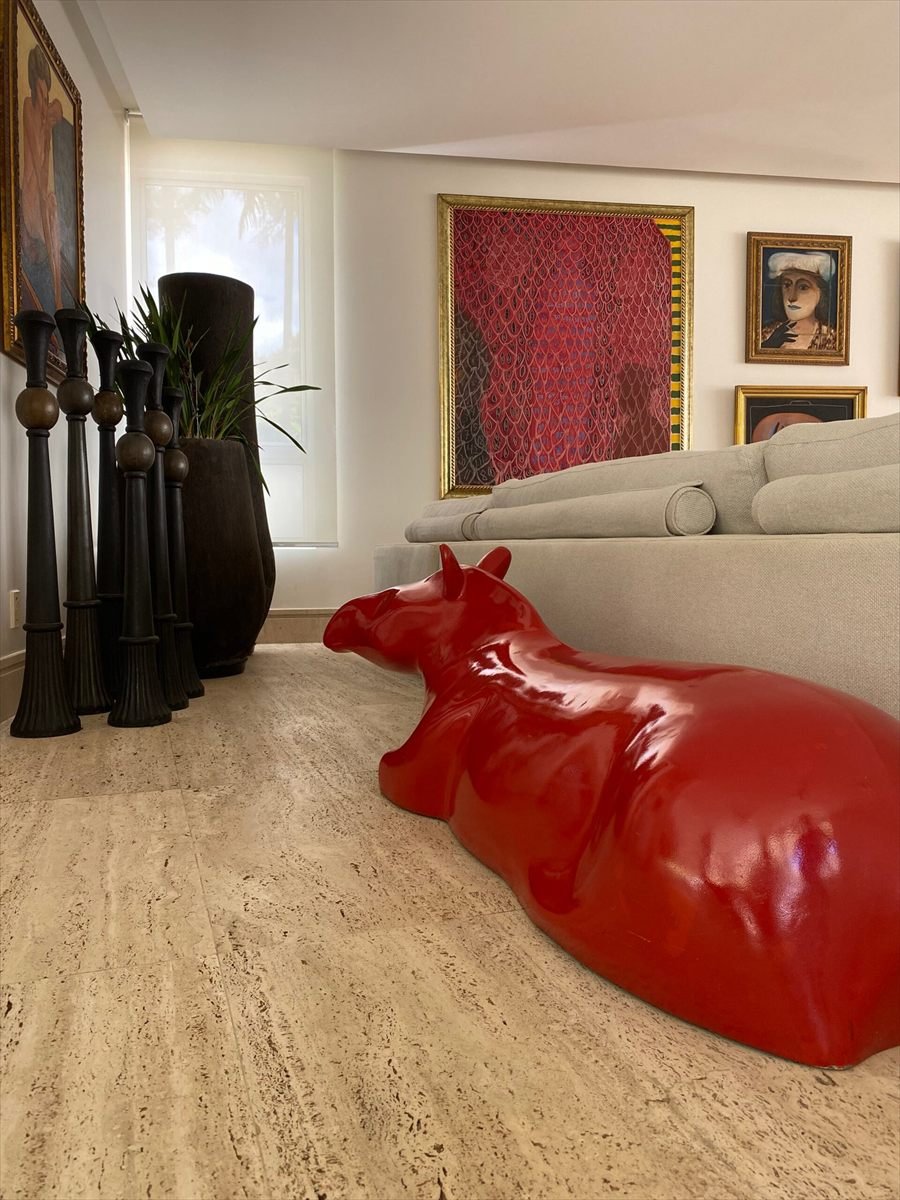 Escultura vermelha em sala de estar